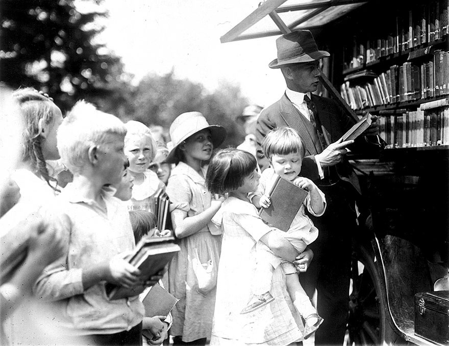 bookmobile oregon 1920s 01.jpg